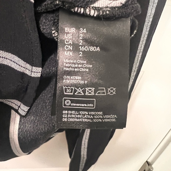 H&M Black & White Striped V-Neck Peplum Blouse Size 2 - Picture 4 of 4